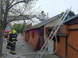 Hasiči v pátek ráno zasahovali u požáru restaurace v Rokycanově ulici v Chomutově.