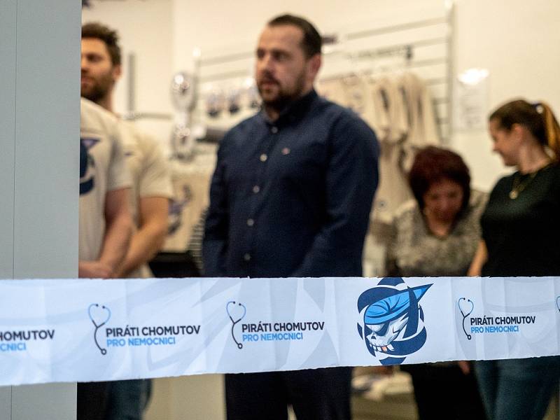 Piráti na autogramiádě představili zápasové dresy, které následně půjdou do dražby, a otevřeli další fanshop v OC Central v Chomutově.