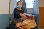 Ve výdejním místě, které je u sportovní haly na sídlišti Březenecká v Chomutově, rozděluje jídlo potřebným Katarína Čermáková.