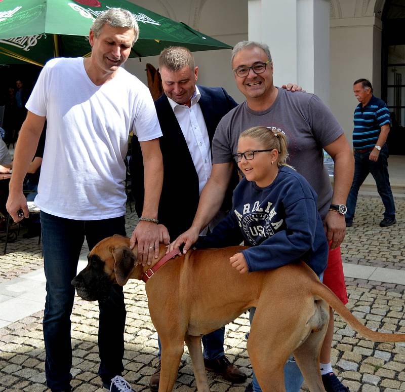 Mistrovství České republiky ve vaření svíčkové proběhlo na Červeném Hrádku v Jirkově.Na konci soutěže se utkali největší jedlíci v klání kdo za půl hodiny sní nejvíce knedliků s omáčkou.Soutěž navštívilo spoustu návštěvníků.Nechyběla folklorní muzika obče