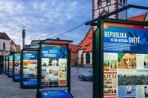 Panelová výstava na náměstí 1. máje v Chomutově ke 100 letům republiky