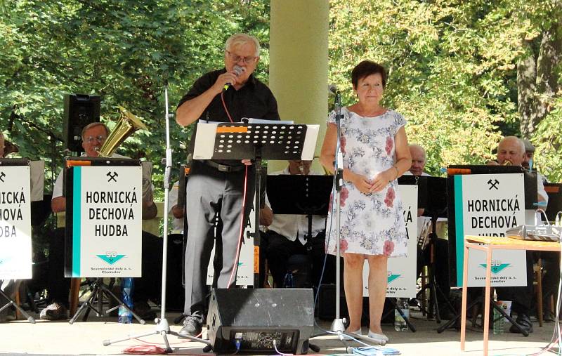 V Městském parku v Chomutově vyhrával Hornický dechový orchestr Severočeských dolů.
