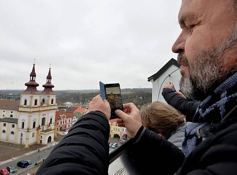 Studenti a žáci na kadaňském náměstí