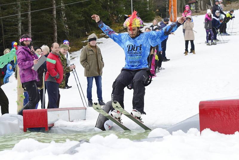 Párty u bazénu ve Ski areálu Alšovka u Klášterce nad Ohří.