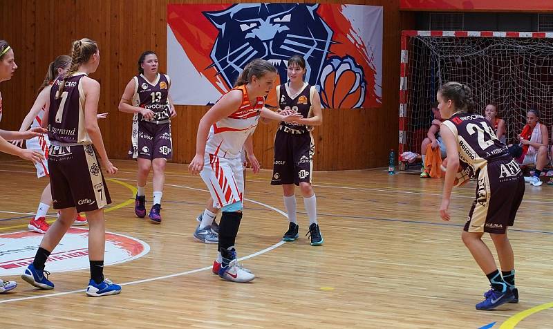 Utkání Chomutova (v bílém) proti HB Basket Praha