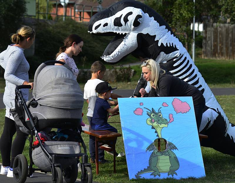 Děti se v Březně vypravily na stezku.