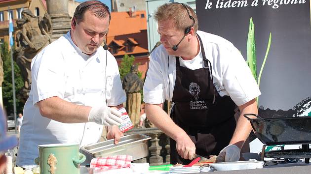 Přímo na náměstí se otevřela“farmářská“ kuchyně. Kuchař Michal „Sam“ Horák (vpravo) ukázal všem návštěvníkům trhů, jak rychle lze uvařit nedělní oběd z produktů, které právě zakoupili.
