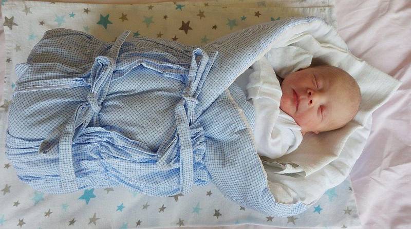 Štěpán Kotlan se prvně rozkřičel v rukách kadaňských porodníků 22.3.2016 v 0:20 hodin. Z chlapečka s rovnými 3 kg a 48 cm má radost nejen maminka Eva Sedláčková, ale také tatínek Jan Kotlan a pětiletý Kryštof Sedláček z Radonic.