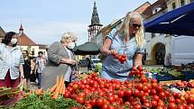 Nádherné počasí přilákalo na jahodové a farmářské trhy spoustu lidí.