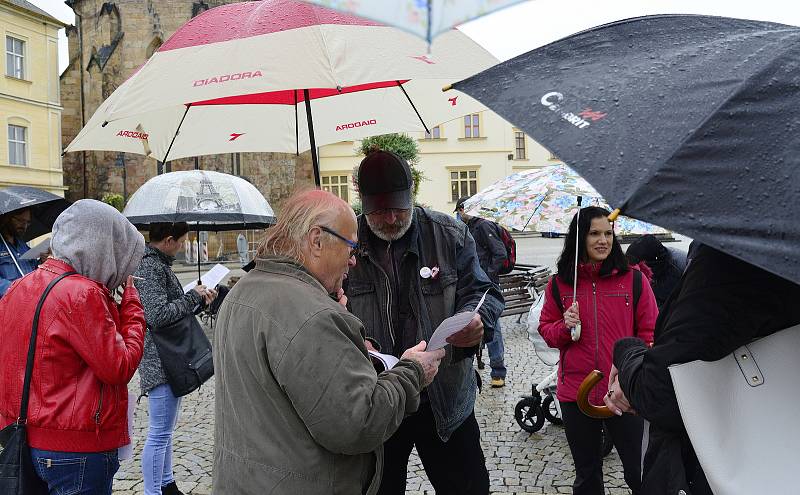 Na náměstí 1.Máje v Chomutově se při demonstraci sešlo kolem třiceti lidí, kteří nesouhlasí s nošením roušek a činností vlády.