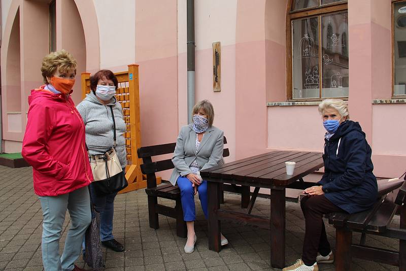 Posezení nad horkým šálkem kazilo studené počasí. I tak to ale uvolnění režimu vylákalo řadu lidí k posezení s přáteli.