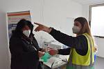 Do očkovacího centra v Chomutově docházejí registrovaní zájemci i lidé mimo pořadí.