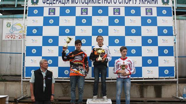 Vlevo stříbrný Jakub Terešák. První byl Chetnicki (Polsko), třetí skončil Asmanov (Ukrajina).