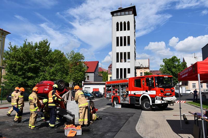 Hasiči v Chomutově soutěžili ve vyprošťování zraněných osob z havarovaných vozidel.