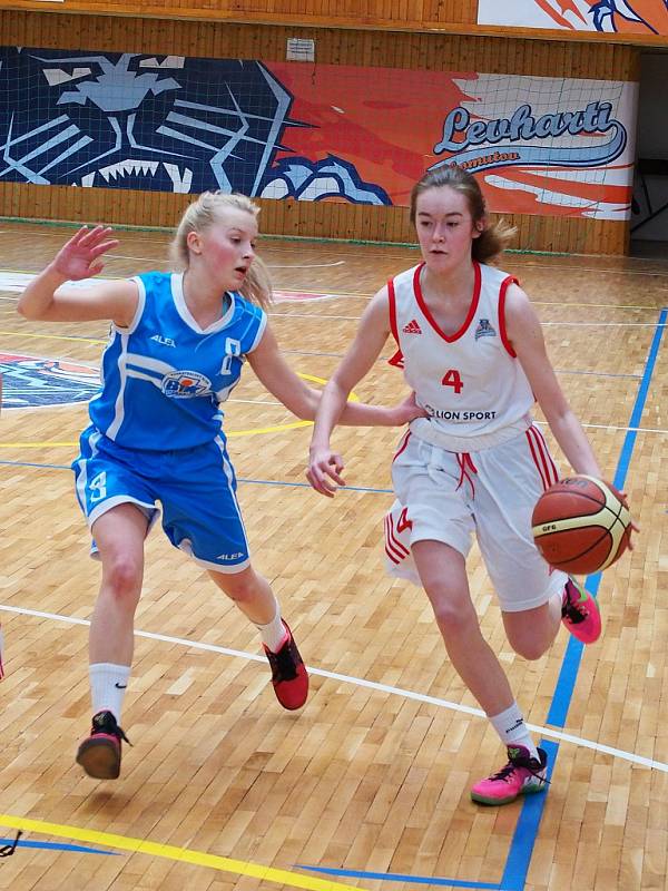 Utkání basketbalistek Chomutova (v bílém) proti Strakonicím