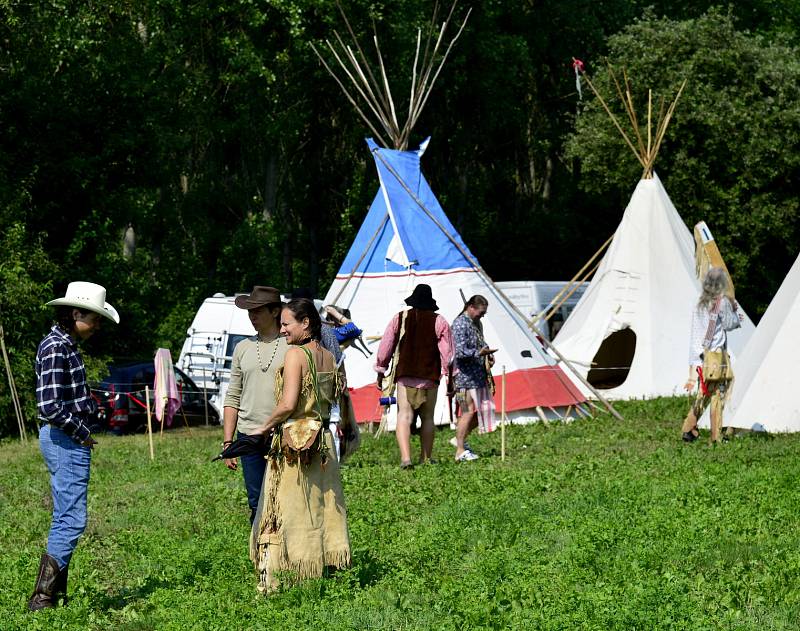 Na prostranství za Březnem u Chomutova se v historické bitvě utkali indini a vojska generála Custera.