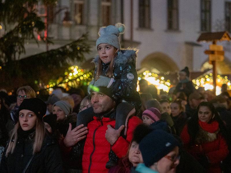 Zahájení adventu a rozsvícení vánočního stromu v Chomutově.