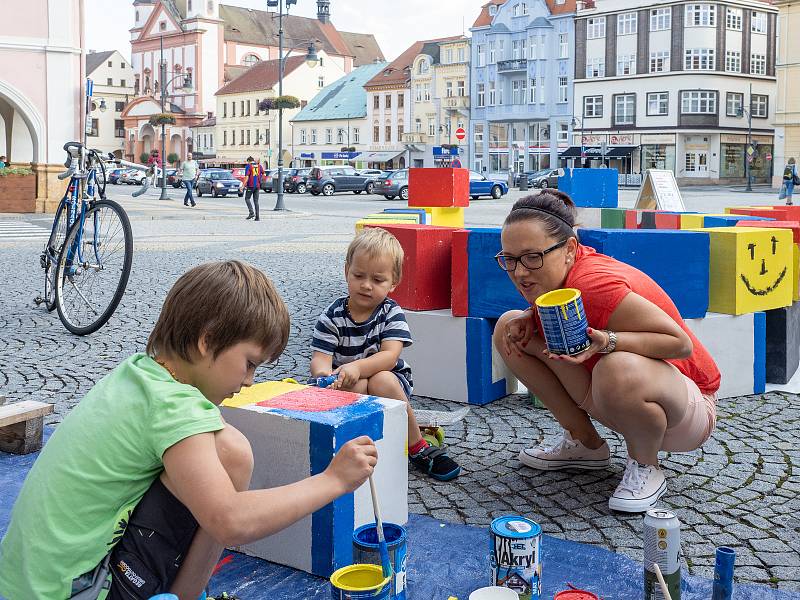 Umělci i lidé z ulice si připomínají výročí uměním.