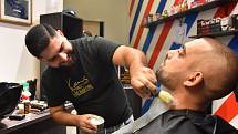 Takto pracují holiči v Barber shopu U Radka. Na snímku je 22letý Petr Redai, který se profesi věnuje čtyři roky.