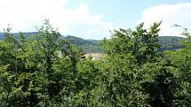 Z rozhledny v Málkově jsou vidět nejen Doupovské hory.