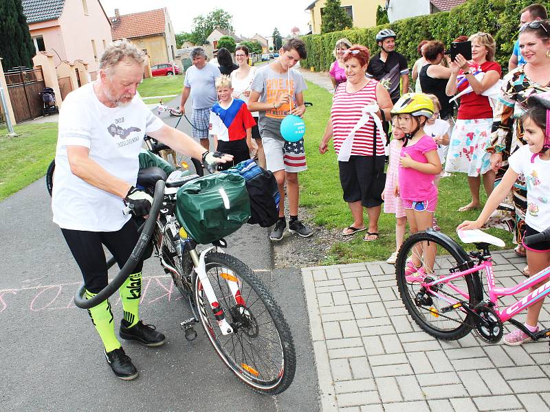 Vladimír Petrů ze Slavětína obejel za 55 dní Československo i s Podkarpatskou Rusí, ujel více než 4 400 km.