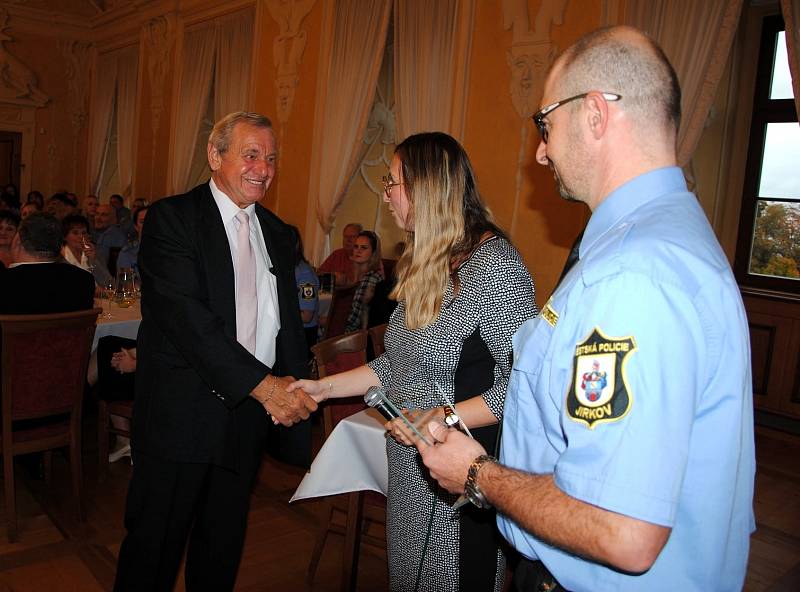 Městské policii Jirkov je letos třicet let. Slavnostní akt proběhl na zámku Červený Hrádek.