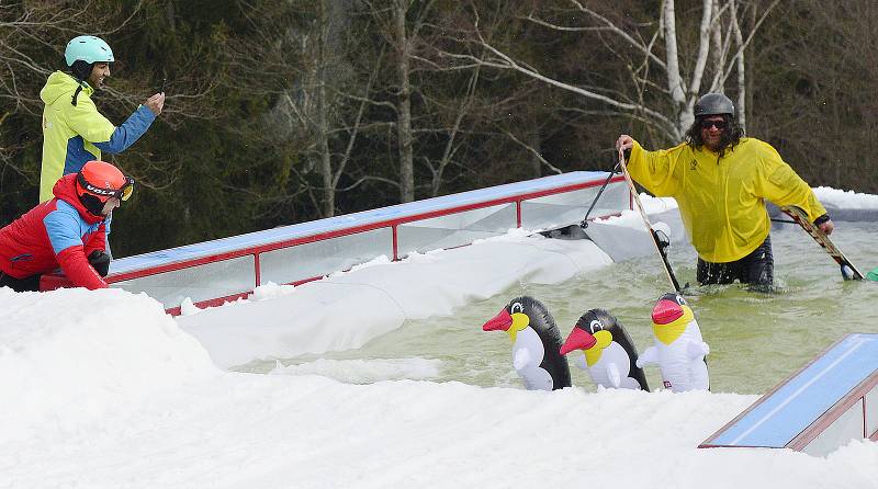 Párty u bazénu ve Ski areálu Alšovka u Klášterce nad Ohří.