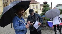 Na náměstí 1.Máje v Chomutově se při demonstraci sešlo kolem třiceti lidí, kteří nesouhlasí s nošením roušek a činností vlády.