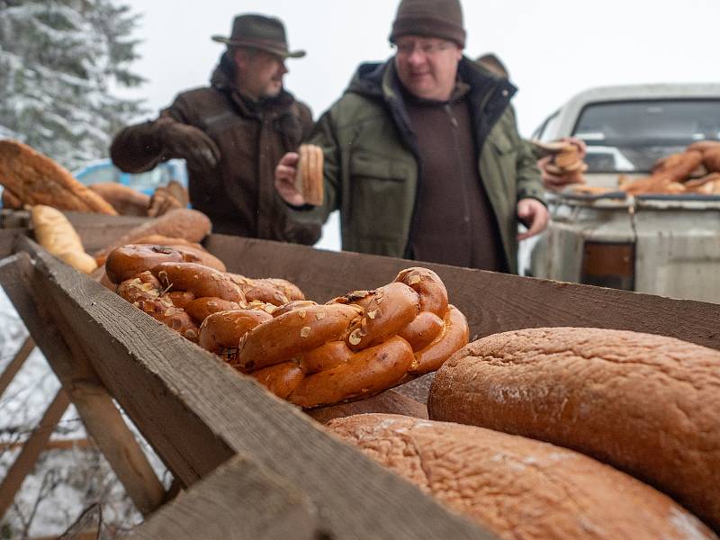 I na Štědrý den vyrazili myslivci přikrmovat zvěř.