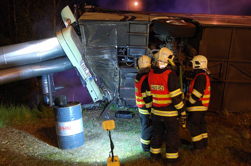 Autobus plný lidí havaroval po srážce s osobním autem u Prunéřova.