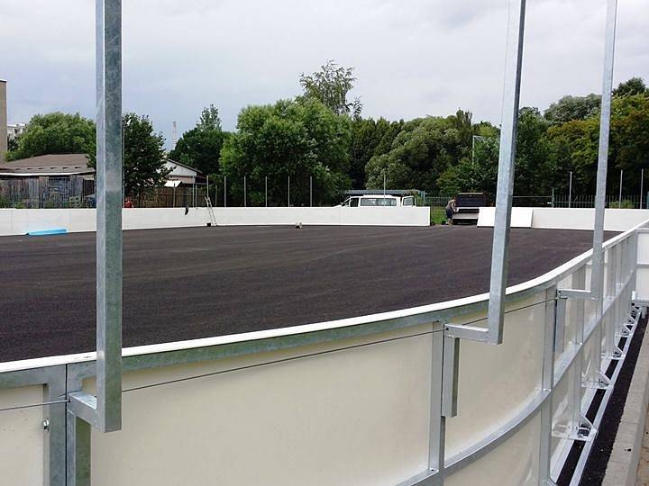 Poblíž hřiště pozemního hokeje u kadaňských Rooseveltových sadů roste nové hřiště pro hokejbal.