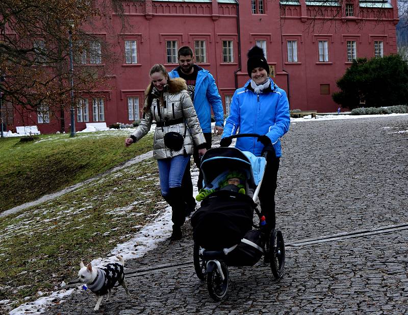 Lidé v době koronaviru se procházeli po po zámeckém parku a v prostranství lázních Evženie kde bylo otevřeno alespoň kavárenské okénko.