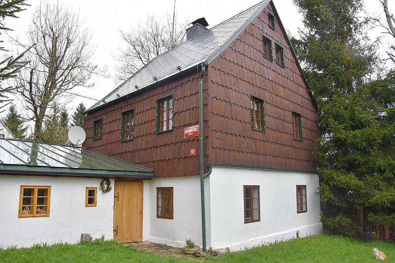 Dům pochází ze začátku 19. století a patro i štít má pobité šindelem.