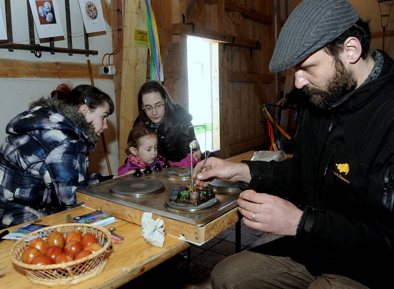 Pletení pomlázek, barvení vajíčka a vyprávění o starých zvycích.