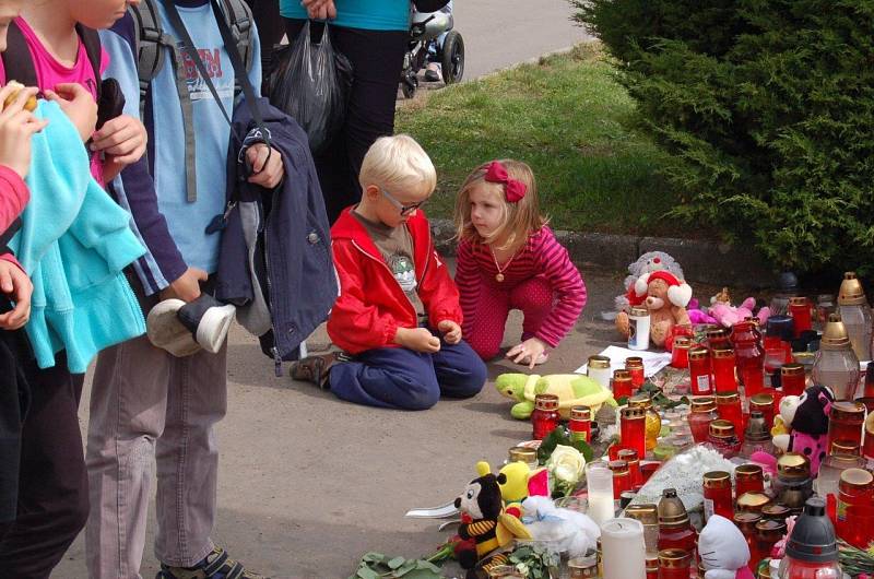 Před základní školou, do níž zavražděná dívka chodila, vzniklo pietní místo.