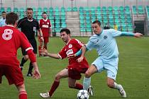 Vojtěch Kubík (v modrém) podává stabilní výkony a je oporou FC Chomutov.