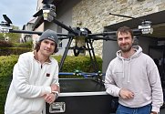 Matěj Kunc a Marek Kunc založili firmu DroneBros, která se specializuje na čištění budov drony.