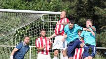 Fotbalisté AFK LoKo Chomutov (v modrém) porazili Ervěnice 3:2 po penaltách