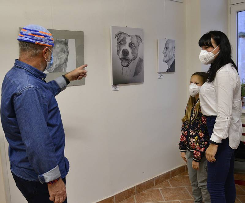 Vernisáž výstavy Jany Tóthové a Milana Tótha v jirkovské galerii.