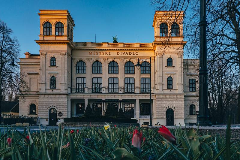 Městské divadlo v Chomutově v západu jarního slunce roku 2020 v době koronavirové krize COVID-19.