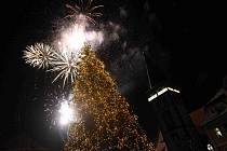Vánoční strom v Chomutově už slavnostně svítí