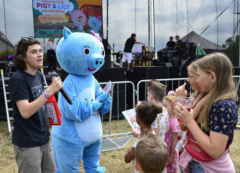 V Kadani pod hradbami na nábřeží Maxipsa Fíka proběhl multižánrový festival Vysmáté léto.