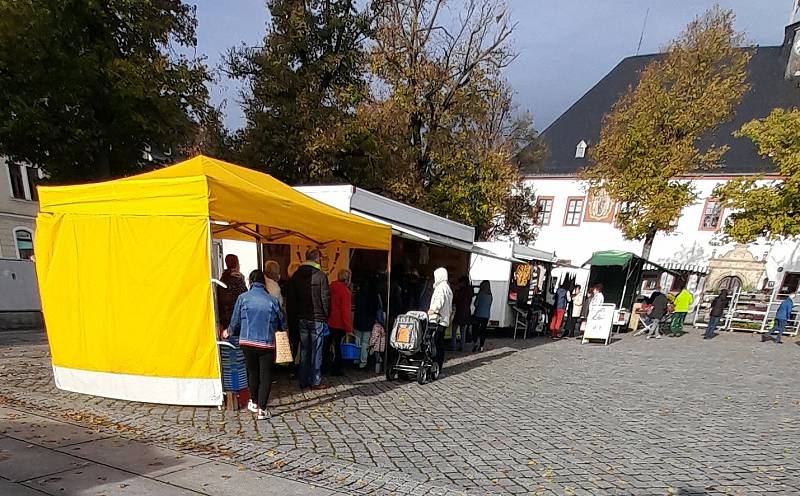 Lidé nejen z Chomutovska jezdí na trh a za nákupy do Marienbergu.