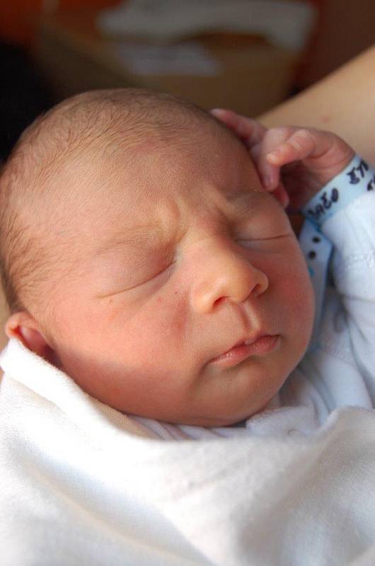 Štěpán Bačo se prvně rozkřičel 4. 2. v 9:10 hodin v chomutovské porodnici. Narodil se mamince Martině Vopičkové s mírou 51 cm a váhou 3,45 kg.