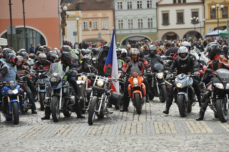 Stovky motorkářů se sjely do Kadaně, kde jim požehnal místní farář Josef Čermák.