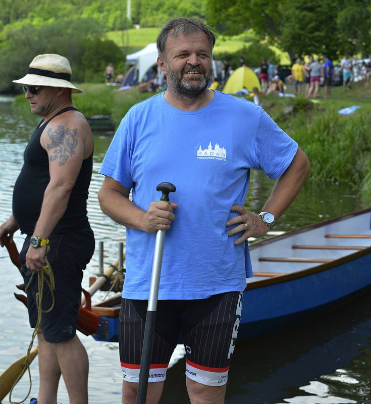 Hladinu Ohře rozčeřila vesla, vpluly na ni dračí lodě