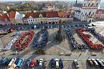 Na náměstí v Kadani vytvořili studenti a žáci škol živý obraz ke stoletému výročí Československa.