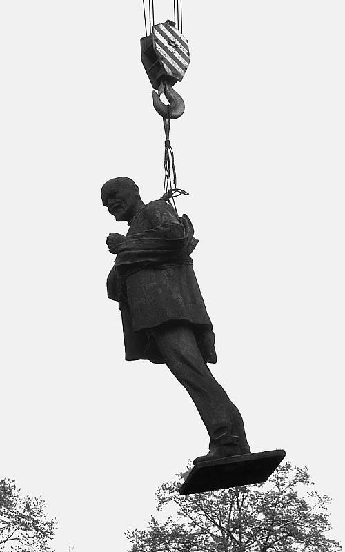 Sochu V. I. Lenina, která stála před chomutovským divadlem, demontovali 30. dubna 1990.