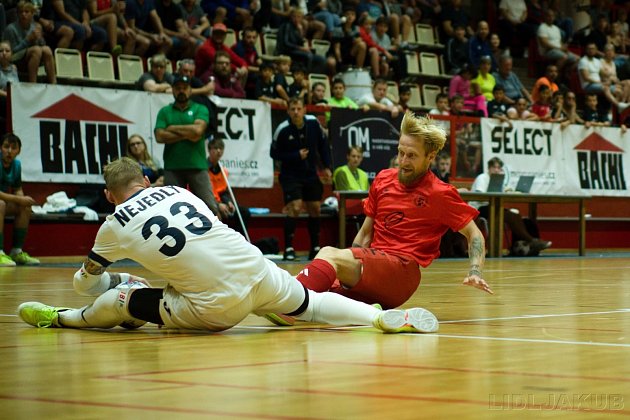 Futsalista Jaroslav Slavík (v červeném) v derby s Chomutovem, po kterém ho napadl trenér.