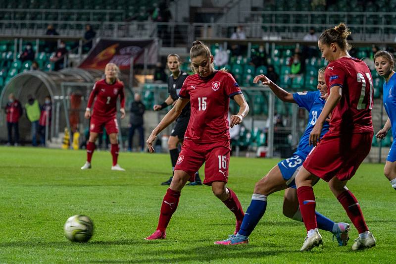 České fotbalistky (v červeném) v zápase s Azerbájdžánem.